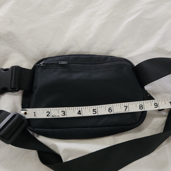 Lululemon Everywhere Women's Belt Bag - Black Travel Festival Concert - Picture 8 of 9